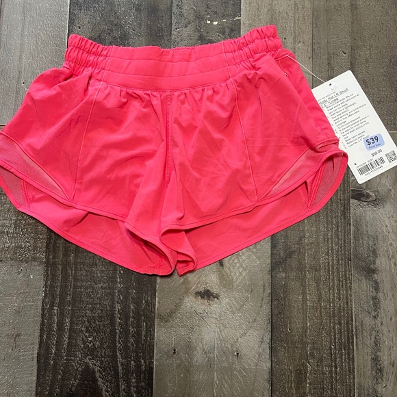 NWT Lululemon hottie hot LR short 2.5 lined - Picture 1 of 3